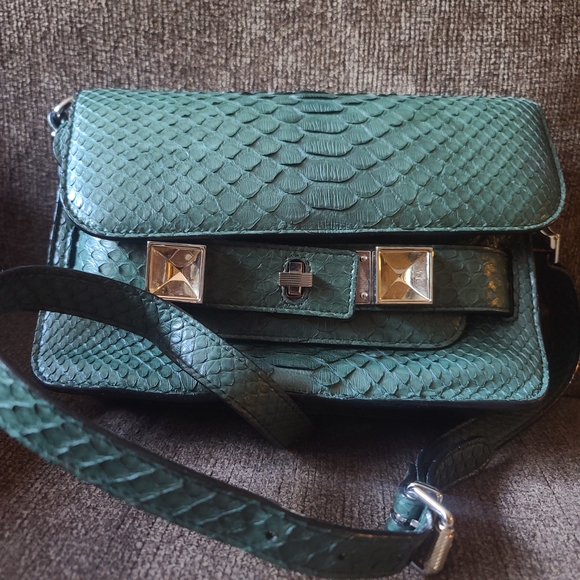 Genuine Python Skin Green Color Shiny Chain Bag | Shoulder  Proenza Schouler Green Crossbody Bag with Snakeskin Texture